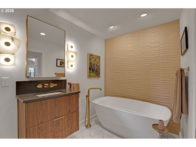 3646 Sw 50TH Ave, Portland, OR 97221
