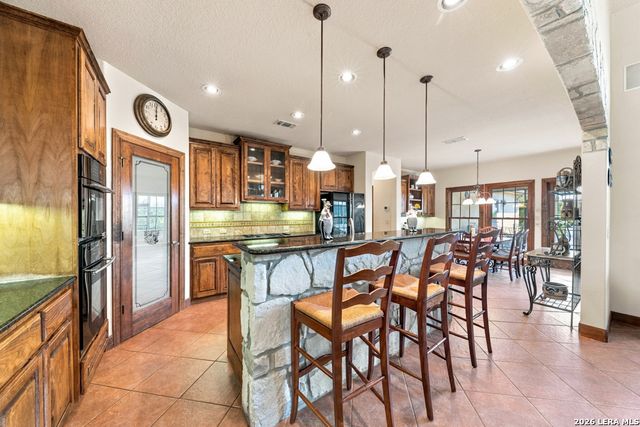 827 Highland Spgs, Canyon Lake, TX 78133