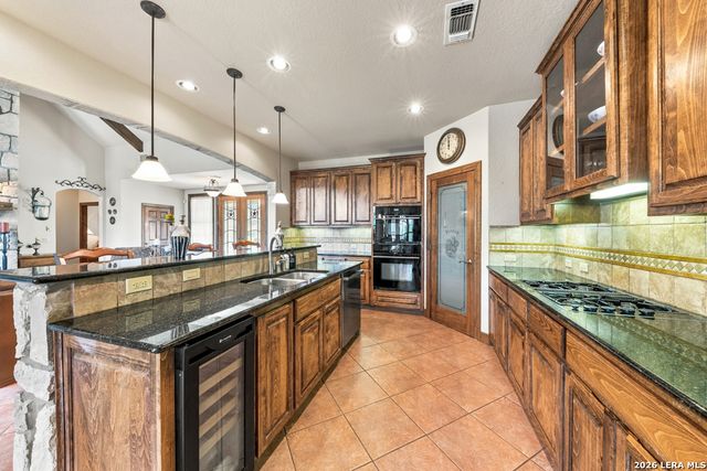 827 Highland Spgs, Canyon Lake, TX 78133