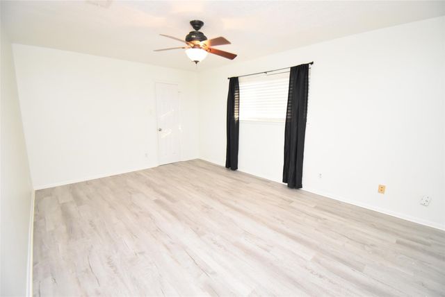 82 Harbor Lane, Kemah, TX 77565