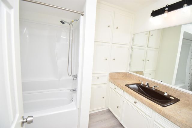 82 Harbor Lane, Kemah, TX 77565