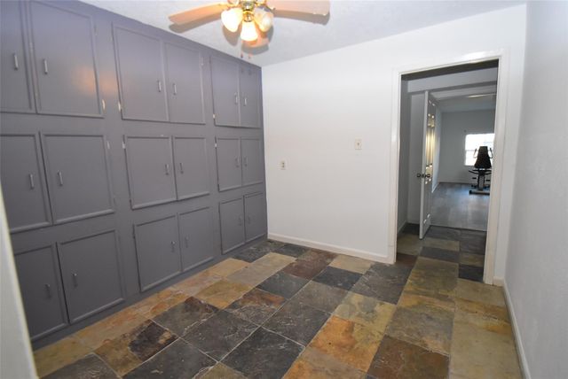 82 Harbor Lane, Kemah, TX 77565