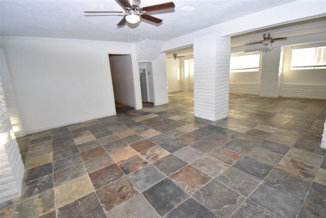 82 Harbor Lane, Kemah, TX 77565