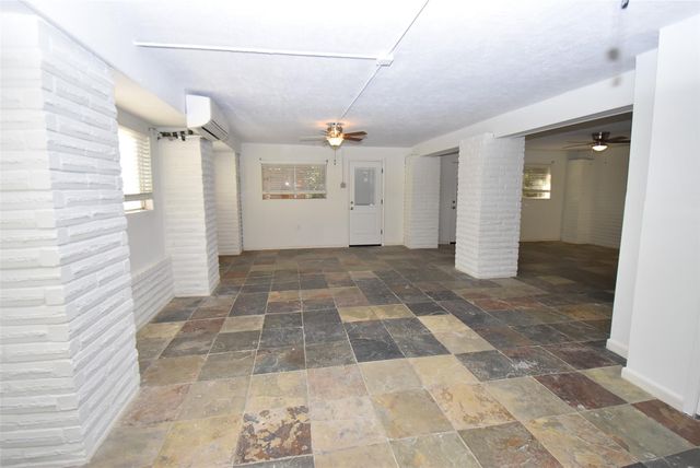 82 Harbor Lane, Kemah, TX 77565