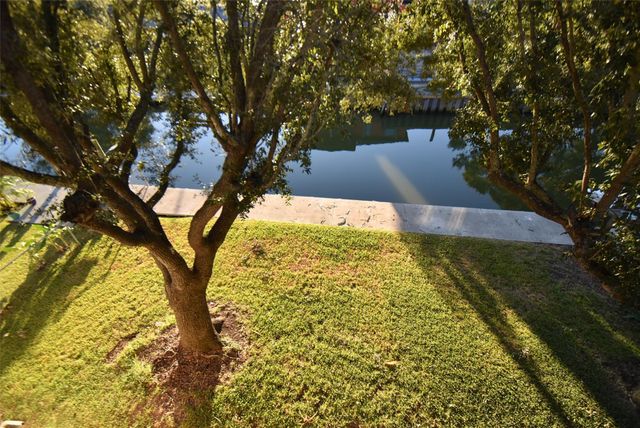 82 Harbor Lane, Kemah, TX 77565