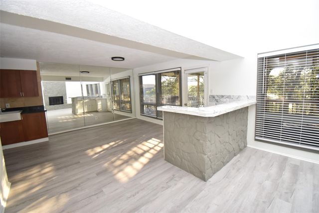 82 Harbor Lane, Kemah, TX 77565