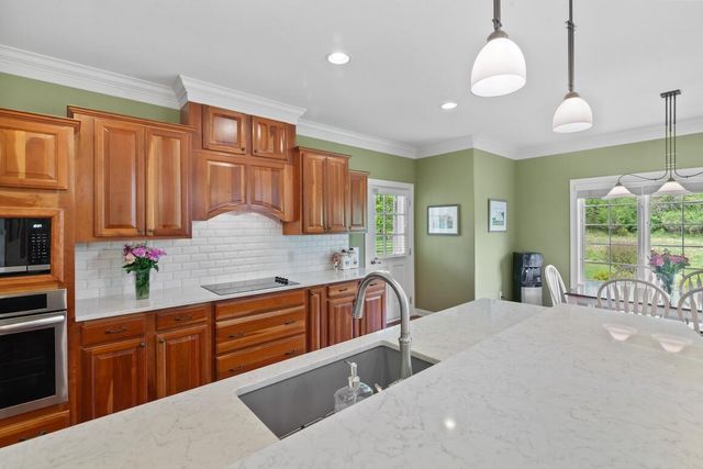 1240 Four Winds WAY, Hartland, WI 53029
