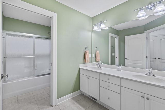 1240 Four Winds WAY, Hartland, WI 53029