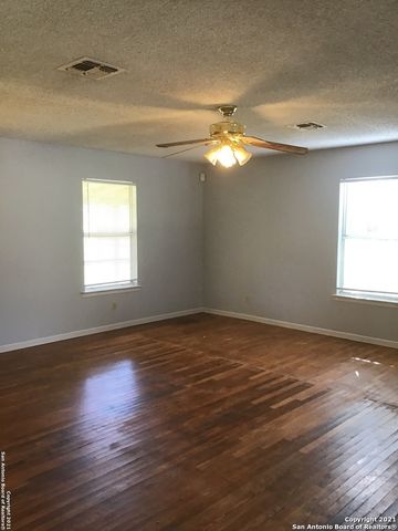 2805 River Bluff Cir, Pipe Creek, TX 78063