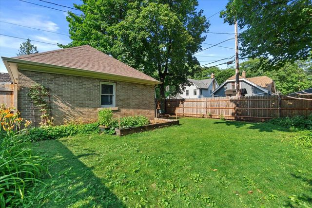 4914 N Woodburn STREET, Whitefish Bay, WI 53217