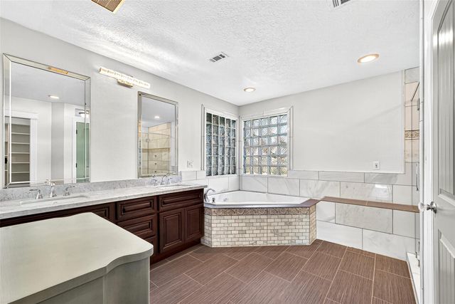 346 Ballantrae Lane, Houston, TX 77015