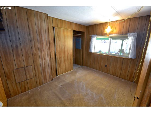 569 S 51ST Pl, Springfield, OR 97478