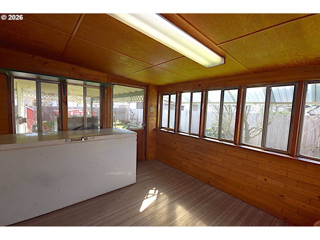 569 S 51ST Pl, Springfield, OR 97478