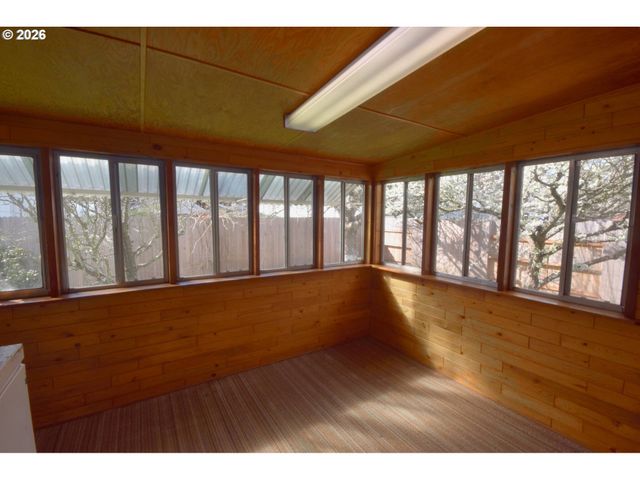 569 S 51ST Pl, Springfield, OR 97478