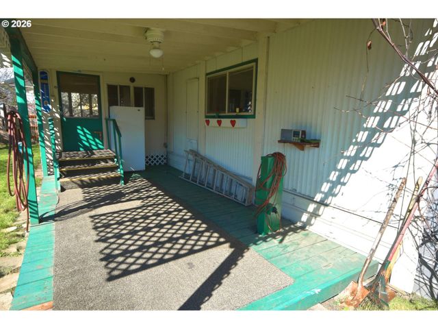 569 S 51ST Pl, Springfield, OR 97478