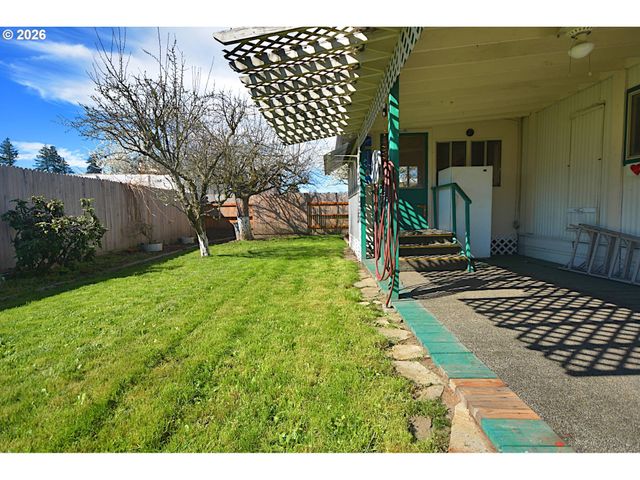 569 S 51ST Pl, Springfield, OR 97478