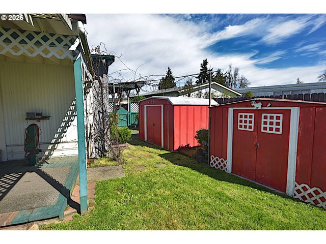 569 S 51ST Pl, Springfield, OR 97478