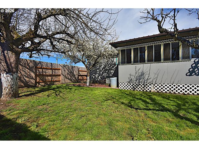 569 S 51ST Pl, Springfield, OR 97478