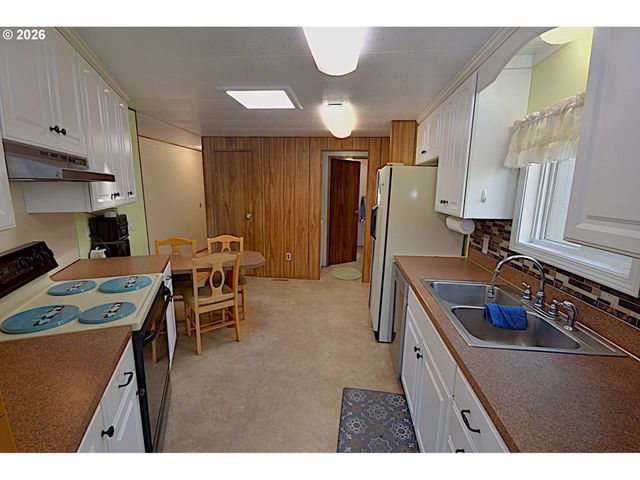 569 S 51ST Pl, Springfield, OR 97478