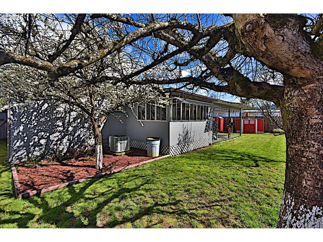 569 S 51ST Pl, Springfield, OR 97478