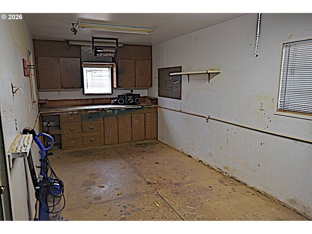 569 S 51ST Pl, Springfield, OR 97478