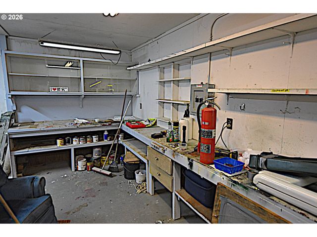 569 S 51ST Pl, Springfield, OR 97478