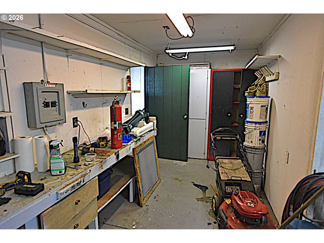 569 S 51ST Pl, Springfield, OR 97478