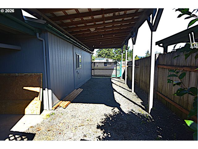 569 S 51ST Pl, Springfield, OR 97478