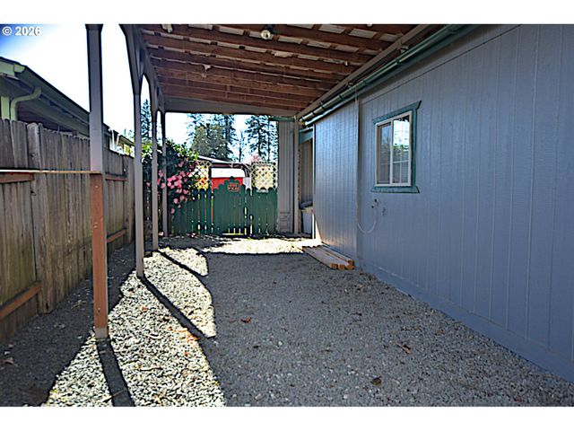 569 S 51ST Pl, Springfield, OR 97478