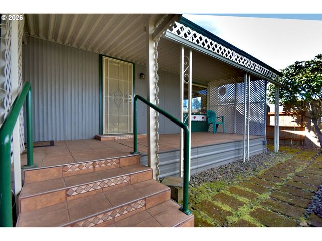 569 S 51ST Pl, Springfield, OR 97478