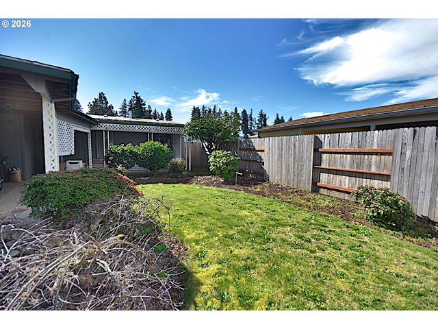 569 S 51ST Pl, Springfield, OR 97478