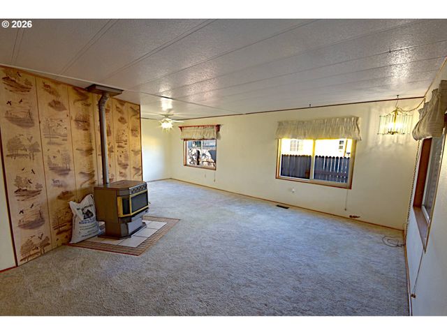 569 S 51ST Pl, Springfield, OR 97478