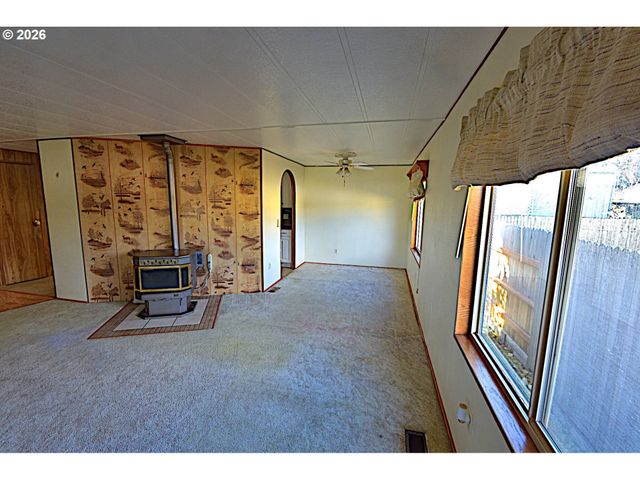 569 S 51ST Pl, Springfield, OR 97478