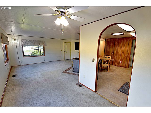 569 S 51ST Pl, Springfield, OR 97478