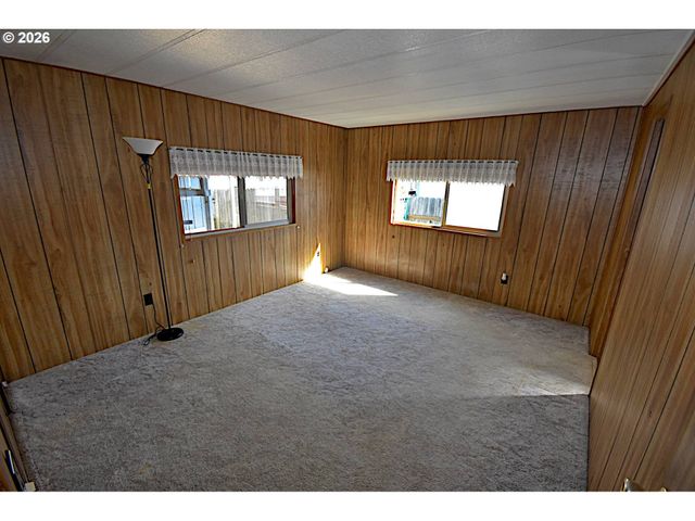 569 S 51ST Pl, Springfield, OR 97478