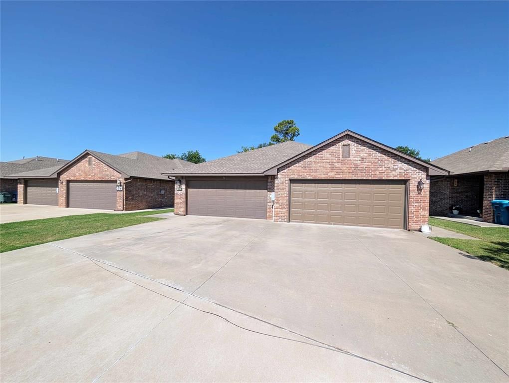 425 Chalk Hill Court, Edmond, OK 73003