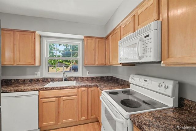 5093 Buckingham, Troy, MI 48098