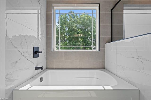 4 Roundtree CIR, Hampton, VA 23661