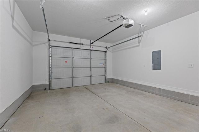 4 Roundtree CIR, Hampton, VA 23661