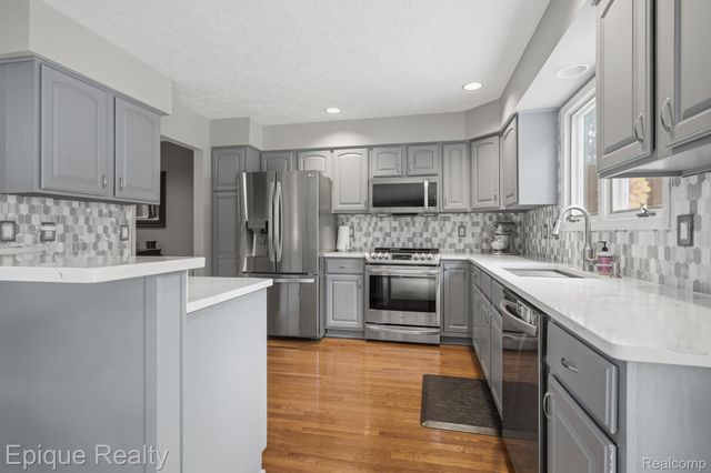 6607 Ridgeview Drive, Independence Charter Township, MI 48346