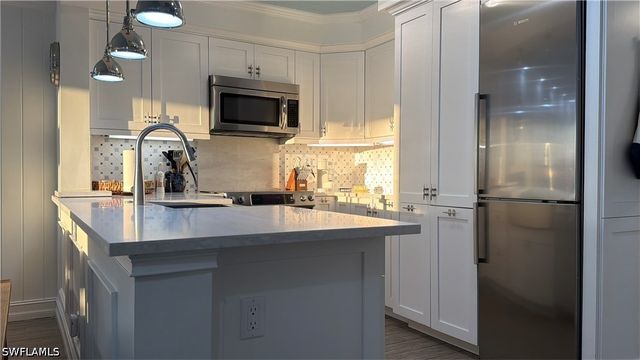 9101 Vanderbilt DR 204, Naples, FL 34108
