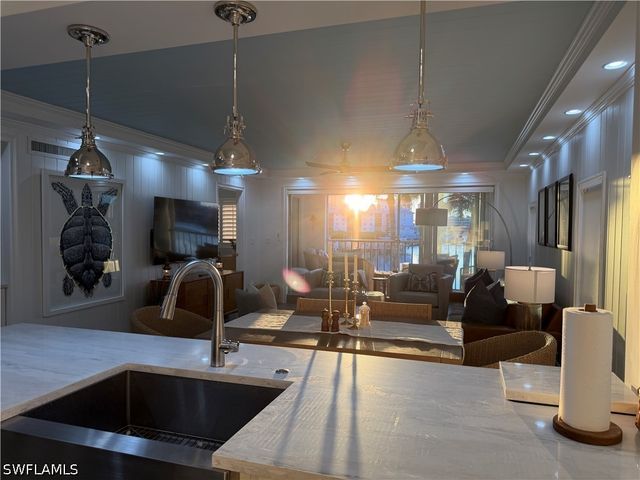 9101 Vanderbilt DR 204, Naples, FL 34108