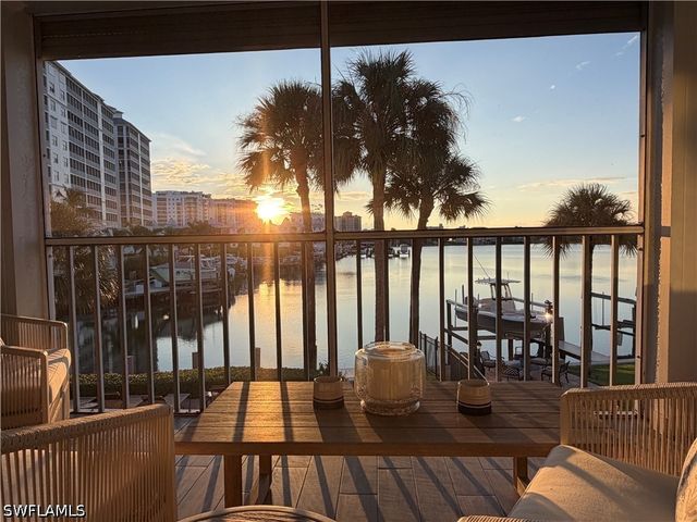 9101 Vanderbilt DR 204, Naples, FL 34108
