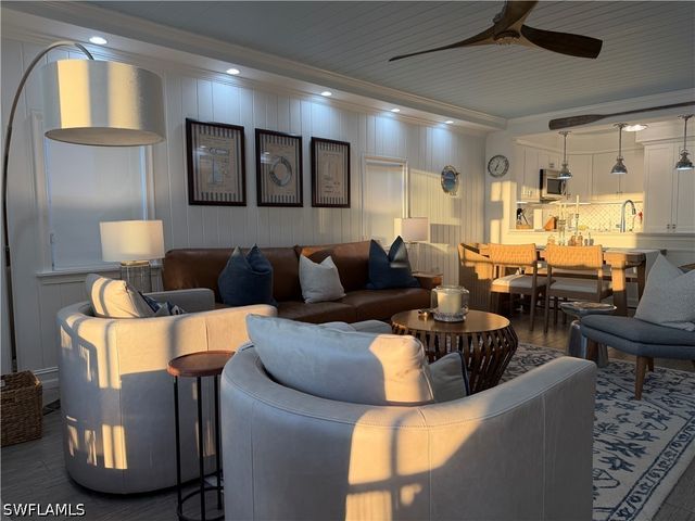 9101 Vanderbilt DR 204, Naples, FL 34108