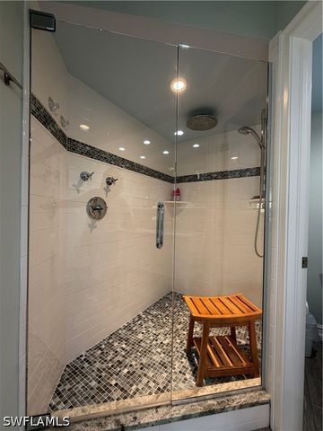 9101 Vanderbilt DR 204, Naples, FL 34108
