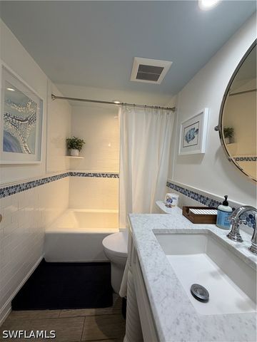 9101 Vanderbilt DR 204, Naples, FL 34108