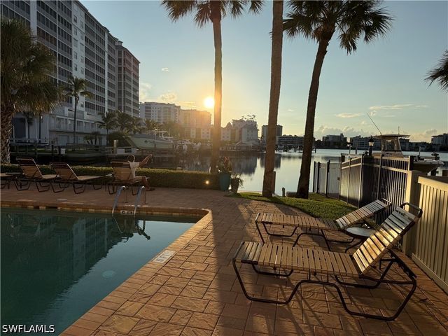 9101 Vanderbilt DR 204, Naples, FL 34108