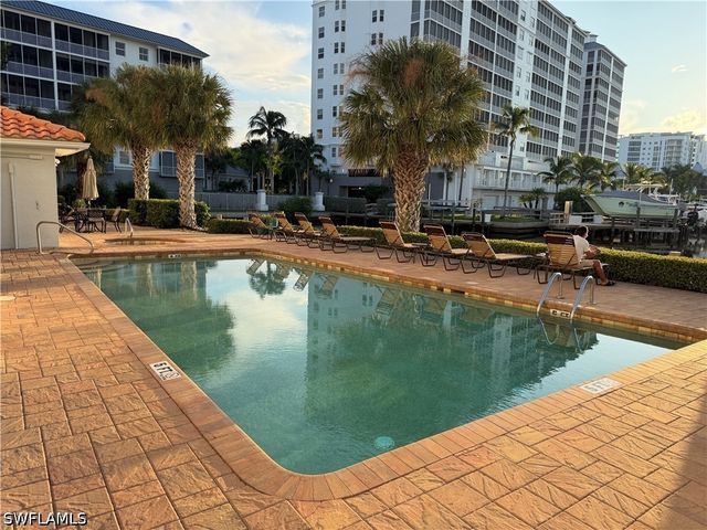 9101 Vanderbilt DR 204, Naples, FL 34108