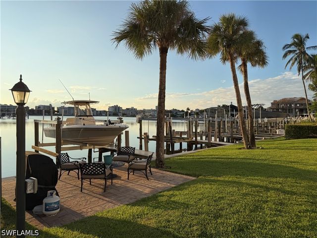 9101 Vanderbilt DR 204, Naples, FL 34108