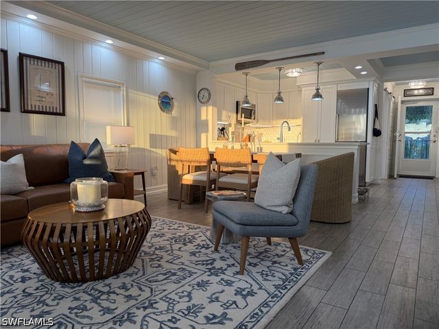 9101 Vanderbilt DR 204, Naples, FL 34108